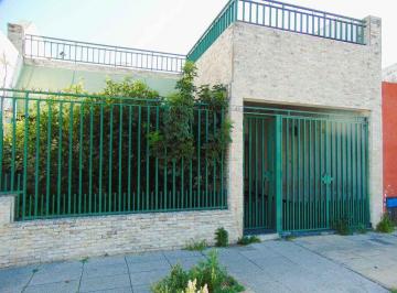 Casa · 124m² · 6 Ambientes · 1 Cochera · Casa en Lote Propio con Cochera Patio y Terraza