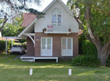 Casa · 110m² · 5 Ambientes · 1 Cochera · Casa en Alquiler a 250 m del Mar