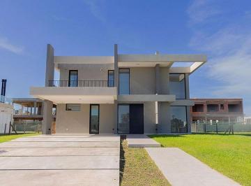 Casa · 230m² · 4 Ambientes · 1 Cochera · Casa de 4 Ambientes, a Entregar, en Barrio Canning Chico. Canning, Esteban Echeverría.