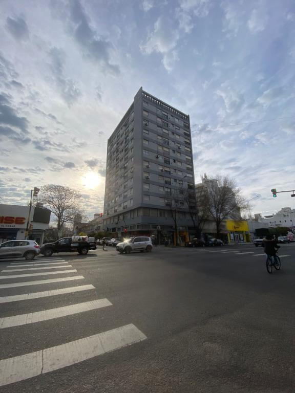 Departamento de 2 ambientes amplio a la calle con balcón francés, piso alto