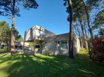 Casa · 200m² · 5 Ambientes · Alquiler Casa con Pileta en Carilo Temporada 2027