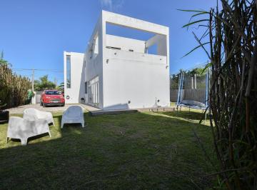 Casa · 240m² · 4 Ambientes · 1 Cochera · Casa en Venta en Gonnet, Apta Credito, 3 Dorm.