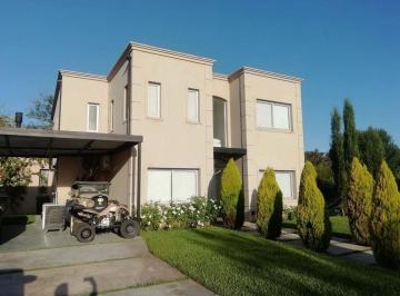 Casa · 220m² · 6 Ambientes · 2 Cocheras · Casa de Diseño Exclusivo - Haras Santa María