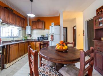 Casa · 195m² · 5 Ambientes · 1 Cochera · Venta de Casa de Dos Dorm. con Local Comercial, Garage y Jardin - Barrio Las Delicias