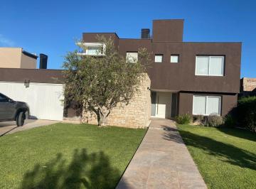 Casa · 270m² · 6 Ambientes · 2 Cocheras · Casa en Barrio Privado Villa Atilia