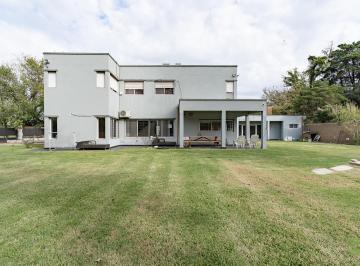 Casa · 444m² · 10 Ambientes · 3 Cocheras · Casa en Venta en Funes. 10 Ambientes.