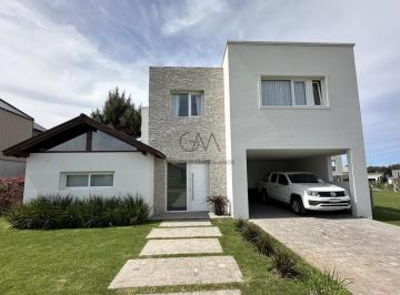 Casa · 170m² · 4 Ambientes · 2 Cocheras · Casa en Venta en Barrio Rumenco Joven