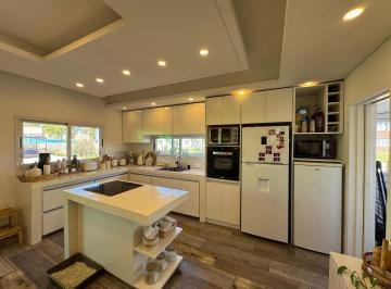 Casa · 136m² · 3 Ambientes · 2 Cocheras · Casa en Venta de 3 Ambientes en Alvarez del Bosque