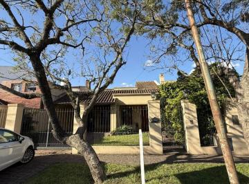 Casa · 300m² · 5 Ambientes · 1 Cochera · Casa a La Venta en Ituzaingo Norte
