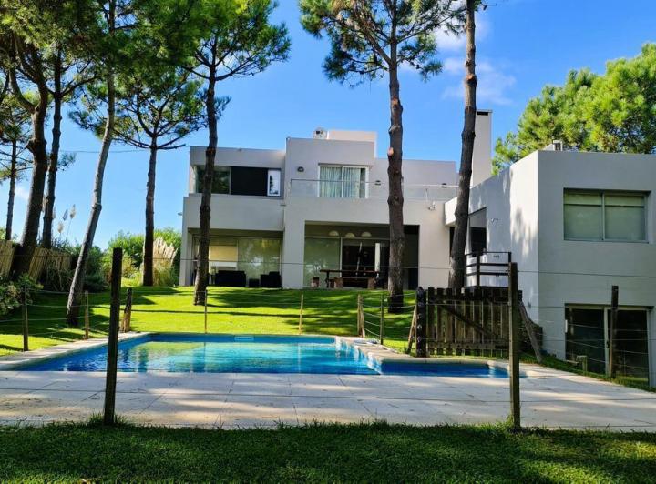 Casa · 385m² · 9 Ambientes · 1 Cochera