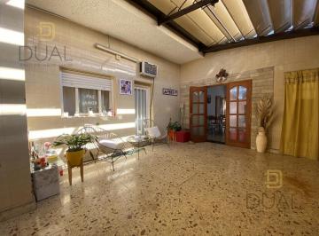 Casa · 109m² · 3 Ambientes · 1 Cochera · Venta Casa de 2 Dorm., Jardin, Pileta y Parrillero en Rizutto 3400