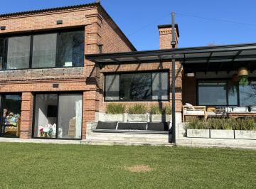 Casa · 380m² · 6 Ambientes · 3 Cocheras · Casa a La Laguna con Increible Espejo de Agua