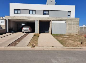 Casa · 259m² · 5 Ambientes · 2 Cocheras · B° Prados de Manantiales - 3 Dorm - 3 Baños - Casa - Venta