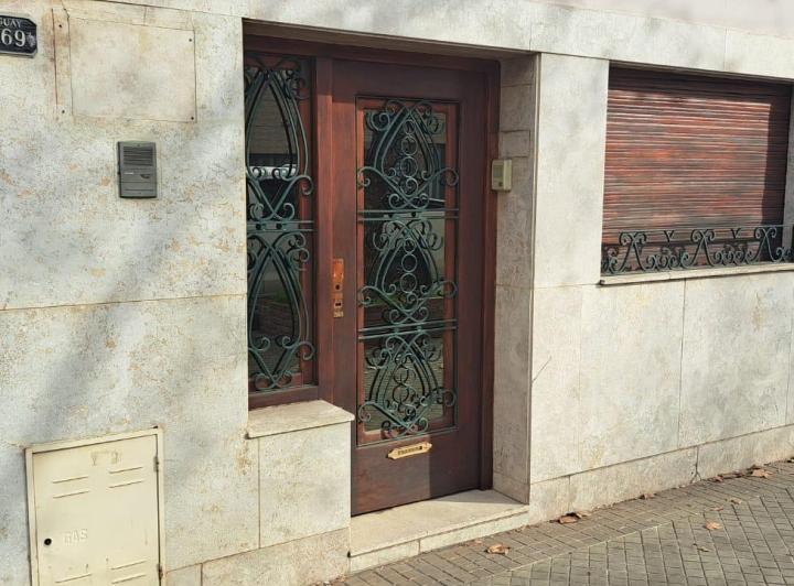 Casa · 240m² · 8 Ambientes · 1 Cochera