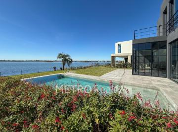 Casa · 340m² · 6 Ambientes · 2 Cocheras · Casa en Venta Al Lago Central con 5 Habitaciones en Marinas, Puertos