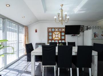 Casa · 196m² · 5 Ambientes · 1 Cochera · Casa en Venta de 5 Ambientes con Quincho y Pileta en Ciudad Madero