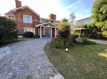 Casa · 235m² · 4 Ambientes · 1 Cochera · Casa en Venta en Larena Country Club, Pilar, G. B. a. Zona Norte