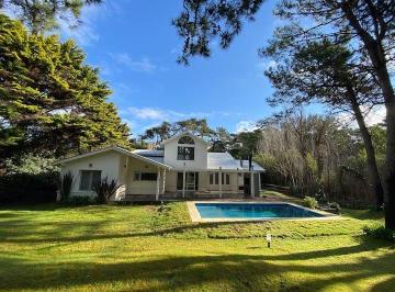 Casa de 6 ambientes, Cariló · Casa en Carilo con Piscina Climatizada Hasta 8 Personas Mimbre