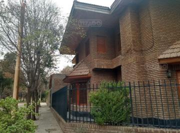Casa · 280m² · 5 Ambientes · 2 Cocheras · Casa en Venta Ubicado en Centenario (Neuquén), Neuquén, Patagonia