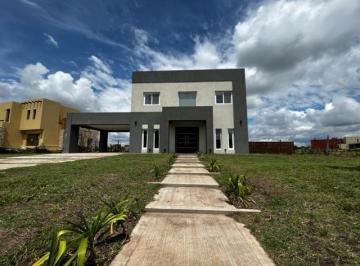 Casa · 204m² · 5 Ambientes · 2 Cocheras · Casa Al Golf en El Trebol, Haras Santa María