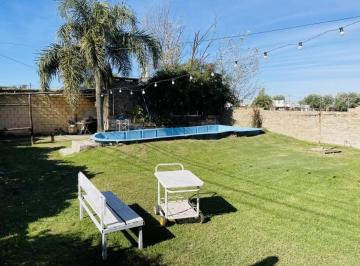 Casa · 136m² · 6 Ambientes · 1 Cochera · Venta - Casa - 3 Dorm. - Jardín y Pileta - Funes