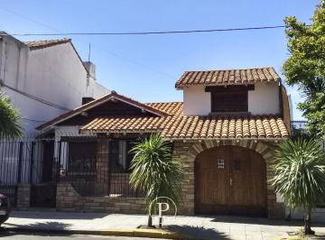 Casa · 240m² · 4 Ambientes · 1 Cochera · Venta Chalet Apto Desarrollo