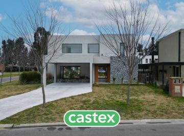 Casa · 153m² · 5 Ambientes · 2 Cocheras · Casa en Venta en El Barrio Cerrado Santo Tomas, Pilar