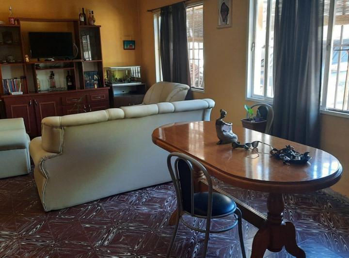 Casa · 183m² · 10 Ambientes · 2 Cocheras