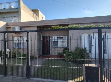 Casa · 80m² · 4 Ambientes · 1 Cochera · Muy Buena Casa 3 Amb C/garage, Fondo Libre y Depto 2 Amb!