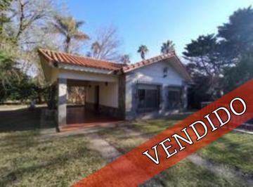 Casa · 79m² · 4 Ambientes · 1 Cochera · Chalet de Estilo en Barrio Los Troncos