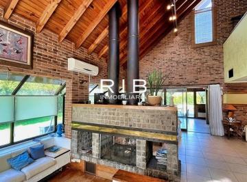 Casa · 309m² · 5 Ambientes · 4 Cocheras · Importante Propiedad en Muy Buena Ubicación Sobre 1420 m²
