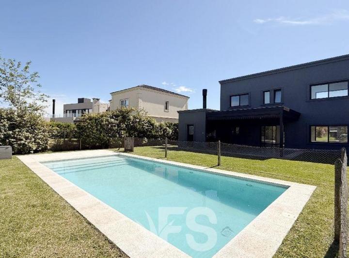 Casa · 200m² · 5 Ambientes · 2 Cocheras