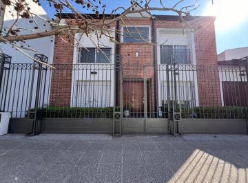 Casa · 263m² · 4 Ambientes · Venta