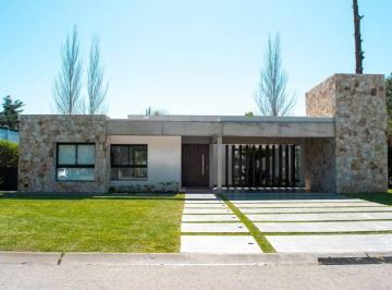 Casa de 5 ambientes, Moreno · Hermosa Casa a Estrenar en Barrio Casco de Alvarez
