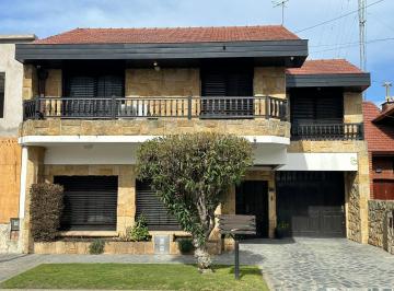 Casa de 4 ambientes, Mar del Plata · Chalet en Venta de Tres Dorm., con Parque y Quincho
