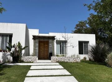 Casa · 140m² · 4 Ambientes · 1 Cochera · Venta Casa Santo Tomas, Pilar