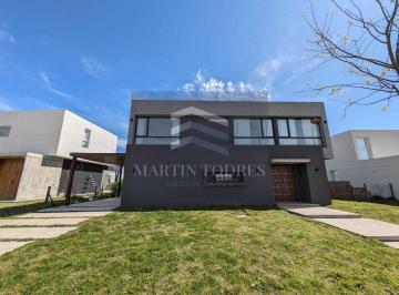 Casa en Venta de 5 ambientes El Cazador · Casa en Venta en Acacias con Pileta, Puertos, Escobar
