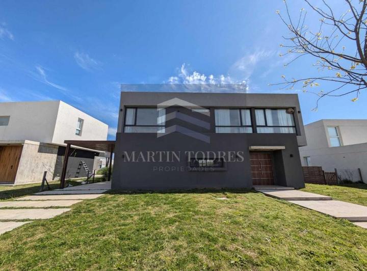 Casa · 173m² · 5 Ambientes · 4 Cocheras