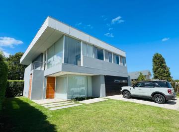 Casa · 300m² · 4 Ambientes · Casa - Rumenco