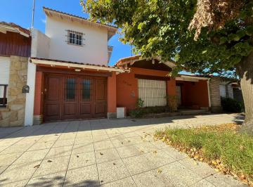 Casa de 5 ambientes, Miramar · Chalet Sobre Lote de Terreno de 188 m². con Una Superficie Cubierta de 186 m².
