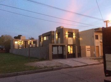 Casa · 70m² · 2 Dormitorios · 1 Cochera · Impecable Duplex en Complejo Habitacional. Apto Credito Bancario