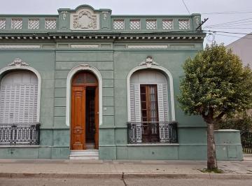 Casa · 296m² · 5 Ambientes · 1 Cochera · Casa en Victoria