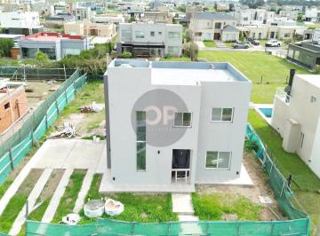 Casa · 140m² · 4 Ambientes · 2 Cocheras · Venta Casa de 4 Ambientes en Horizontes Al Sur, Presidente Perón