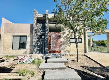 Casa · 137m² · 4 Ambientes · 2 Cocheras · Venta Casa de 4 Ambientes en Horizontes Al Sur, Presidente P