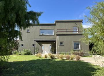 Casa · 250m² · 5 Ambientes · 2 Cocheras · Casa en Venta en El Cantón, Barrio Golf