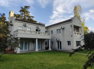 Casa · 260m² · 5 Ambientes · 2 Cocheras · Casa en Villa Elisa