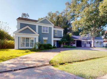 Casa de 7 ambientes, Berazategui · Casa en Venta en Abril Club de Campo, con Pileta, 4 Dorm. y Quincho