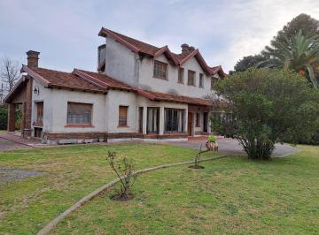 Casa · 240m² · 10 Ambientes · 4 Cocheras · Casa en City Bell de 5 Dorm.