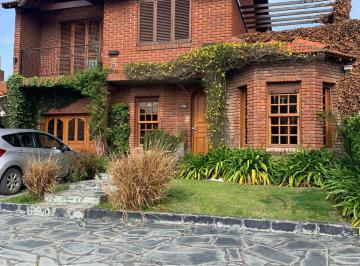 Casa de 6 ambientes, Miramar · Gran Chalet de Dos Pisos a Cuatro Cuadras del Mar