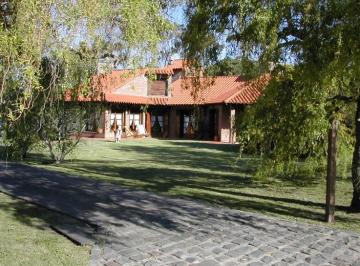 Casa de 4 ambientes, Miramar · Excelente Chalet con Gran Parque y Arboleda
